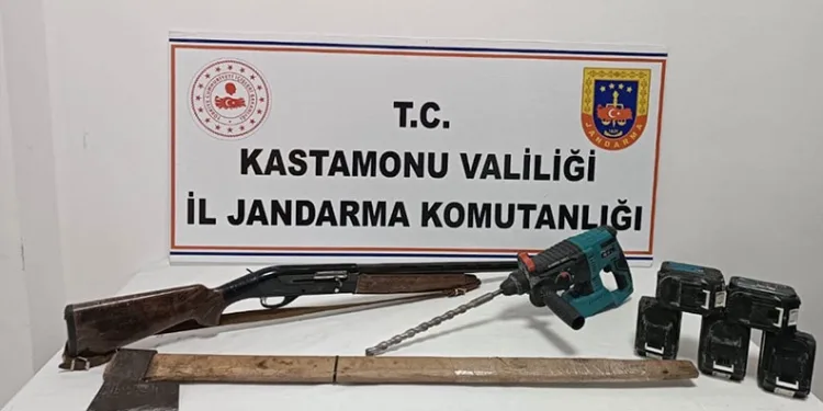 Konya’da bariyerlere çarpan otomobil sürücüsü yaralandı