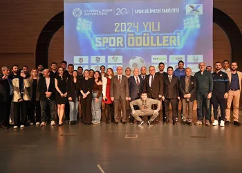 Bozbey’e ‘Spora katkı sağlayan başkan’ ödülü