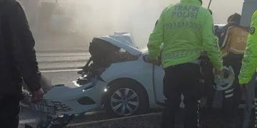Otomobil minibüse arkadan çarpıştı: 3 yaralı