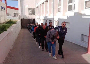 Van’da refüje çarpan otomobilin sürücüsü yarandı