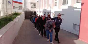 Van’da refüje çarpan otomobilin sürücüsü yarandı
