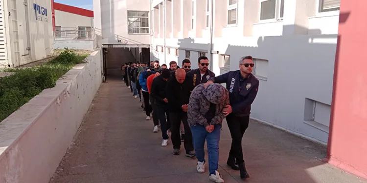 Van’da refüje çarpan otomobilin sürücüsü yarandı
