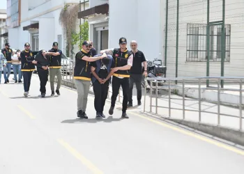 Kamyonun otomobili sürüklediği kazada 4 yaralı