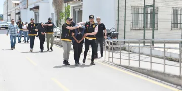 Kamyonun otomobili sürüklediği kazada 4 yaralı