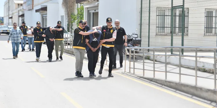 Kamyonun otomobili sürüklediği kazada 4 yaralı