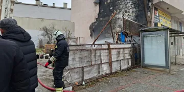 Kayan minibüs ile tır çarpıştı: 2 yaralı