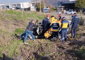 Bursa’da kırmızı ışıkta geçen otomobil dereye uçtu