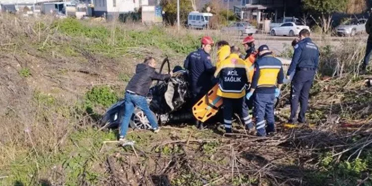 Bursa’da kırmızı ışıkta geçen otomobil dereye uçtu