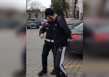 Beyoğlu’nda yolun karşısına geçmeye çalışan yaşlı adama tramvay çarptı
