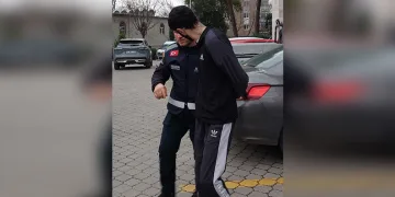 Beyoğlu’nda yolun karşısına geçmeye çalışan yaşlı adama tramvay çarptı