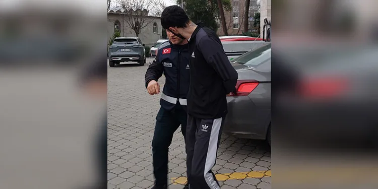 Beyoğlu’nda yolun karşısına geçmeye çalışan yaşlı adama tramvay çarptı