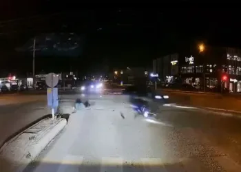 Otomobille çarpışan motosikletin sürücüsü yaralandı