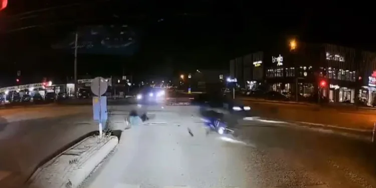 Otomobille çarpışan motosikletin sürücüsü yaralandı