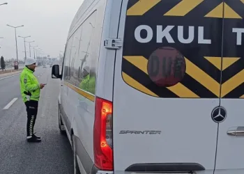 Falezlerden denize uçan araca ulaşıldı, kayıp sürücü aranıyor
