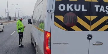 Falezlerden denize uçan araca ulaşıldı, kayıp sürücü aranıyor