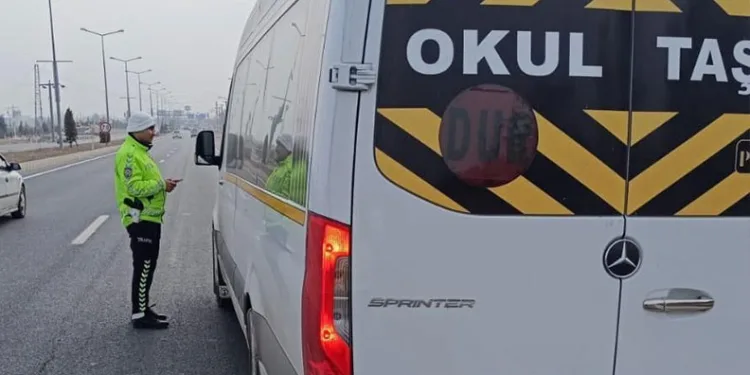 Falezlerden denize uçan araca ulaşıldı, kayıp sürücü aranıyor