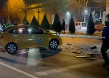 Motosiklet sürücüsü kazada öldü, yakınları çarpan otomobili parke taşıyla parçaladı
