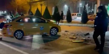 Motosiklet sürücüsü kazada öldü, yakınları çarpan otomobili parke taşıyla parçaladı