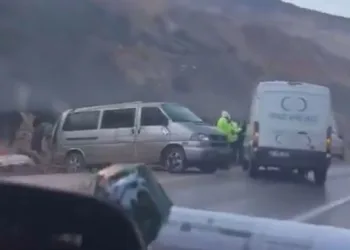 İşçi servisi ile TIR çarpıştı: 2 ölü, 7 yaralı