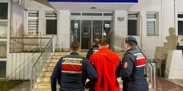 Bursa’da otobanda yolun karşısına geçmek isterken tırın altında kaldı