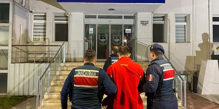 Bursa’da otobanda yolun karşısına geçmek isterken tırın altında kaldı