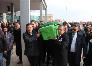 TEM’de cip istinat duvarına çarptı: Köpeğini bir an olsun bırakmadı