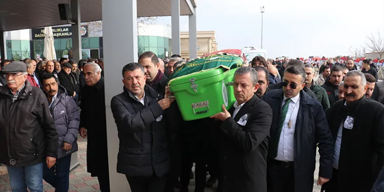 TEM’de cip istinat duvarına çarptı: Köpeğini bir an olsun bırakmadı
