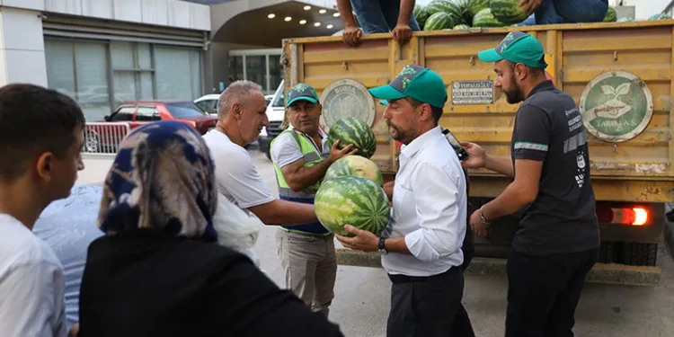 Büyükşehir’le toprak bereketleniyor, çiftçi kazanıyor