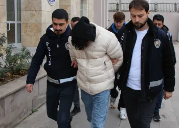 Motosikleti kaçırırken kameraya yakalandılar