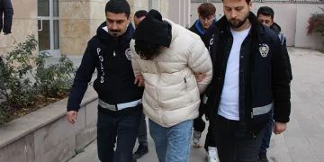 Motosikleti kaçırırken kameraya yakalandılar