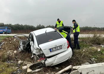 Bursa’da kontrolden çıkan araç tarlaya uçtu: 2 yaralı
