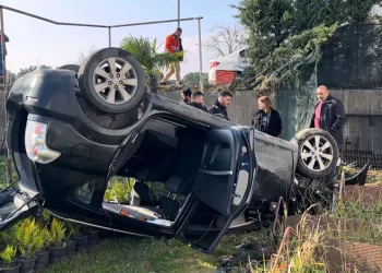Bursa’da kontrolden çıkan araç bahçeye uçtu : 2 yaralı