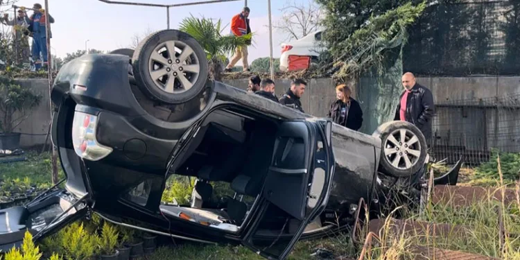 Bursa’da kontrolden çıkan araç bahçeye uçtu : 2 yaralı
