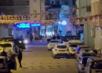 Adana Emniyet Müdürüne, saz kursunu bitiren kızlardan mini konser