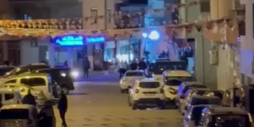 Adana Emniyet Müdürüne, saz kursunu bitiren kızlardan mini konser