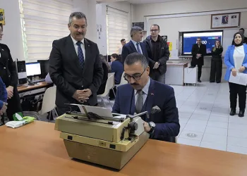 Memurlar klavyede yarıştı