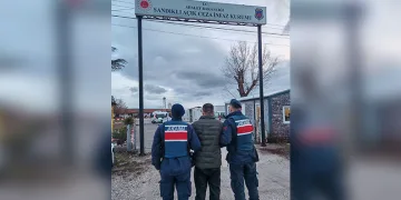 Çeşitli suçlardan aranan 2 şahıs jandarma tarafından yakalandı