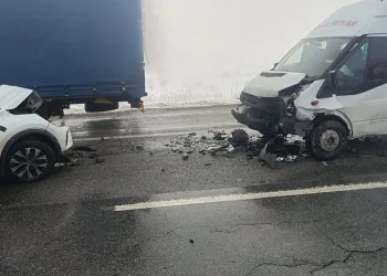 Otobüs terminalindeki bıçaklı kavgada kan aktı: 1 yaralı