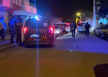 Otomobil bahçeye uçtu: Yaralılar müdahale sonrası olay yerinden kaçtı