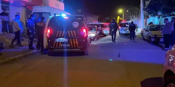 Otomobil bahçeye uçtu: Yaralılar müdahale sonrası olay yerinden kaçtı
