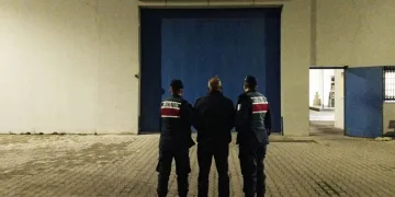 Falezlerden denize uçan araca ulaşıldı, kayıp sürücü aranıyor