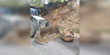Köpekten kaçarken hafif ticari araca çarpan motosiklet sürücüsü yaralandı