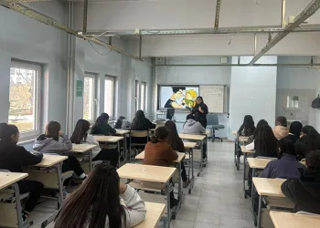 Elindeki cisimle araçları çizdi, rahat tavırları ‘pes’ dedirtti