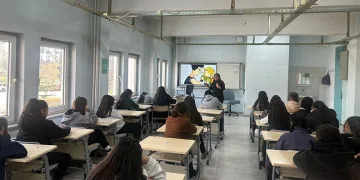 Elindeki cisimle araçları çizdi, rahat tavırları ‘pes’ dedirtti