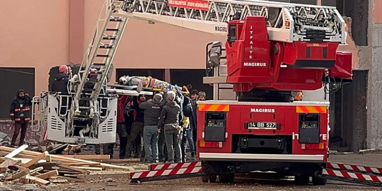 İnşaatın iskelesinden düşen işçi yaralandı