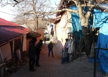 Falezlerden denize uçan araca ulaşıldı, kayıp sürücü aranıyor