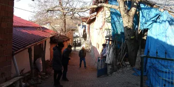 Falezlerden denize uçan araca ulaşıldı, kayıp sürücü aranıyor