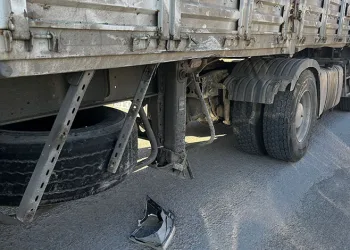 Otomobil bahçeye uçtu: Yaralılar müdahale sonrası olay yerinden kaçtı