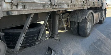 Otomobil bahçeye uçtu: Yaralılar müdahale sonrası olay yerinden kaçtı