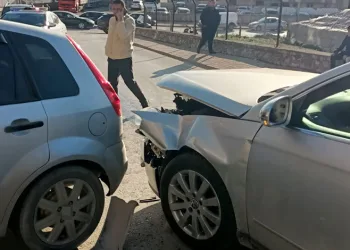 Bursa’da otomobiller kafa kafaya çarpıştı: 4 yaralı